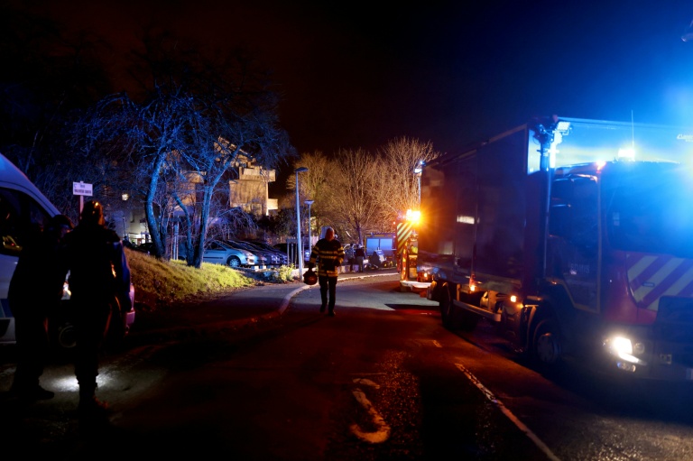 Les secours en intervention sur les lieux de l'explosion, le 15 décembre 2025 à Trévoux, près de Lyon