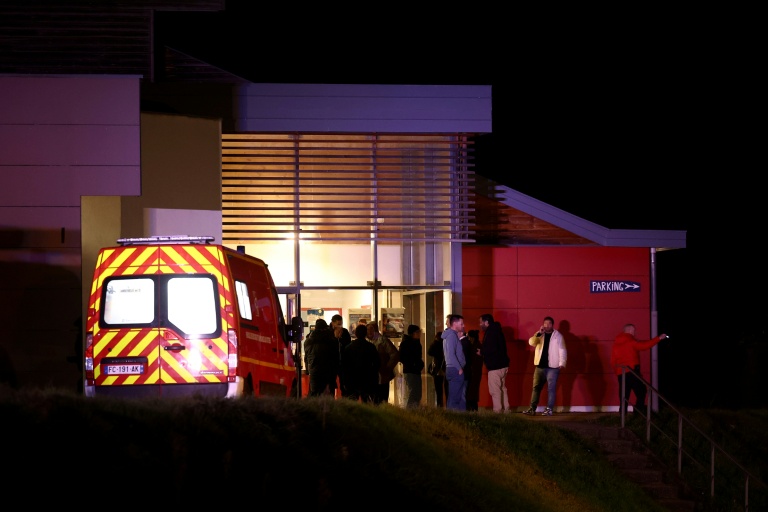 Véhicule de secours devant un gymnase où sont hebergés des personnes après l'explosion d'un immeuble qui a tué deux enfants, le 15 décembre 2025 à Trévoux