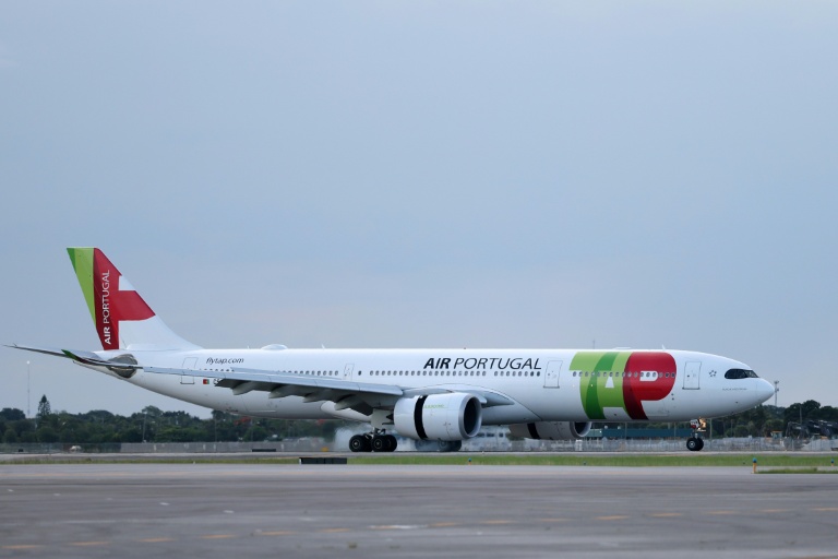 Un avion de la companie TAP Air Portugal, objet d'une offre du groupe Air France-KLM, sur le tarmac de l'aéroport de Palm Beach, en Floride, le 12 juin 2026