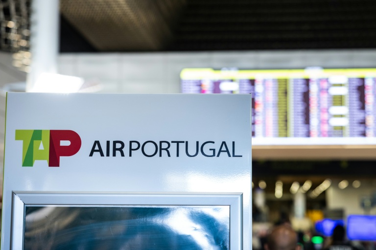 Le logo de la compagnie aérienne TAP Air Portugal à l'aéroport Humberto Delgado de Lisbonne, le 2 avril 2026