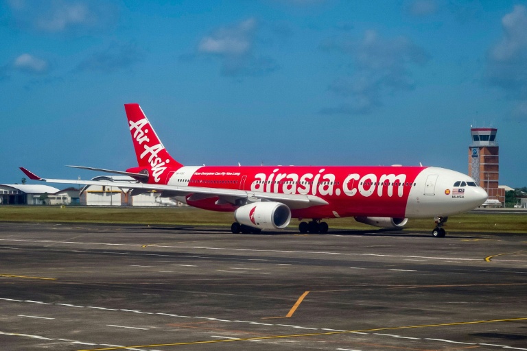 La plus grande compagnie aérienne à bas prix d'Asie du Sud-Est, AirAsia, a annoncé lundi augmenter le prix de ses billets jusqu'à 40% et réduire ses liaisons afin d'amortir l'effet de la guerre au Moyen-Orient
