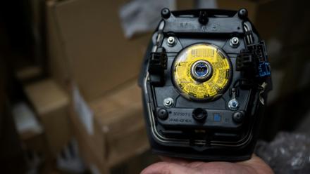 Un module d'airbag du fabricant japonais Takata, dans un garage de Mulhouse, le 19 février 2025 dans le Haut-Rhin