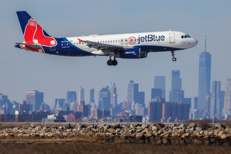 Un Airbus A320 de la compagnie JetBlue en phase d'atterrissage à l'aéroport de New York, le 7 février 2024