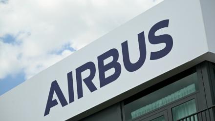 L'avionneur européen Airbus est pénalisé au premier trimestre par de faibles livraisons d'avions commerciaux