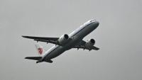L'avion chinois Comac C919 dans le ciel de l'aéroport de Pékin,  le 12 août 2026