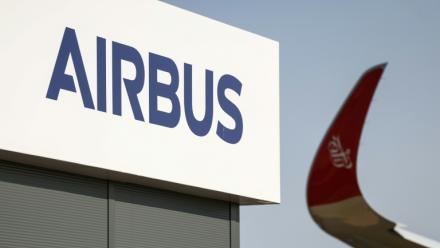 Logo d'Airbus au salon aéronautique de Farnborough, au Royaume-Uni, le 21 juillet 2026