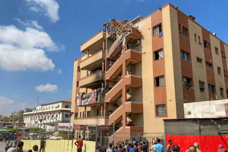 L'hôpital Al Nasser à Khan Younès touché par une frappe israélienne, le 25 août 2025 dans le sud de la bande de Gaza