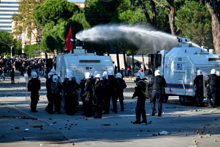 Des policiers utilisent des canons à eau pour disperser des protestataires lors d'une manifestation antigouvernementale à Tirana, le 18 octobre 2026 en Albanie