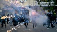 Des protestataires lancent des feux d'artifice sur la police lors d'une manifestation antigouvernementale à Tirana, le 18 octobre 2026 en Albanie