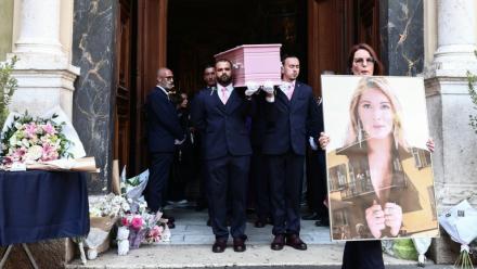 Un portrait de Loana et le cercueil transportant son corps lors de ses obsèques le 10 avril 2026, à Nice dans les Alpes-Maritimes