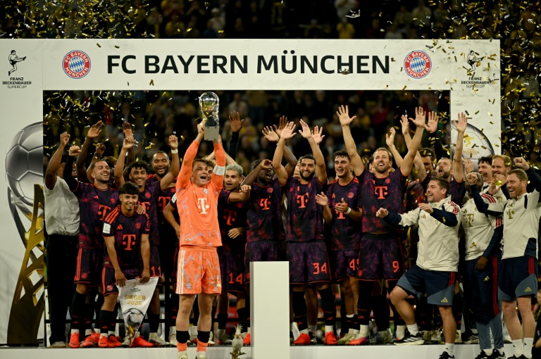 Le gardien et capitaine du Bayern Munich Manuel Neuer soulève le trophée de la supercoupe d'Allemagne remporté face au Borussia Dortmund (2-1) le 22 août 2026 à Dortmund