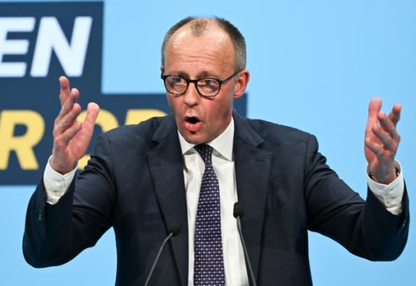 Le chancelier allemand et chef de l'Union chrétienne-démocrate (CDU) Friedrich Merz s'adresse au public lors d'un meeting de campagne électorale à Stockach, dans le sud de l'Allemagne, le 6 mars 2026