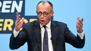 Le chancelier allemand et chef de l'Union chrétienne-démocrate (CDU) Friedrich Merz s'adresse au public lors d'un meeting de campagne électorale à Stockach, dans le sud de l'Allemagne, le 6 mars 2026
