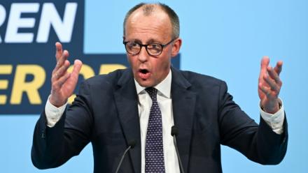 Le chancelier allemand et chef de l'Union chrétienne-démocrate (CDU) Friedrich Merz s'adresse au public lors d'un meeting de campagne électorale à Stockach, dans le sud de l'Allemagne, le 6 mars 2026