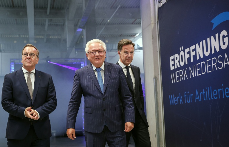 (De gauche à droite) Le ministre allemand de la Défense Boris Pistorius, le PDG du groupe Rheinmetall Armin Papperger et le secrétaire général de l'Otan Mark Rutte, lors de l'inauguration d'une usine de munitions à Unterlüss (Allemagne), le 27 août 2025