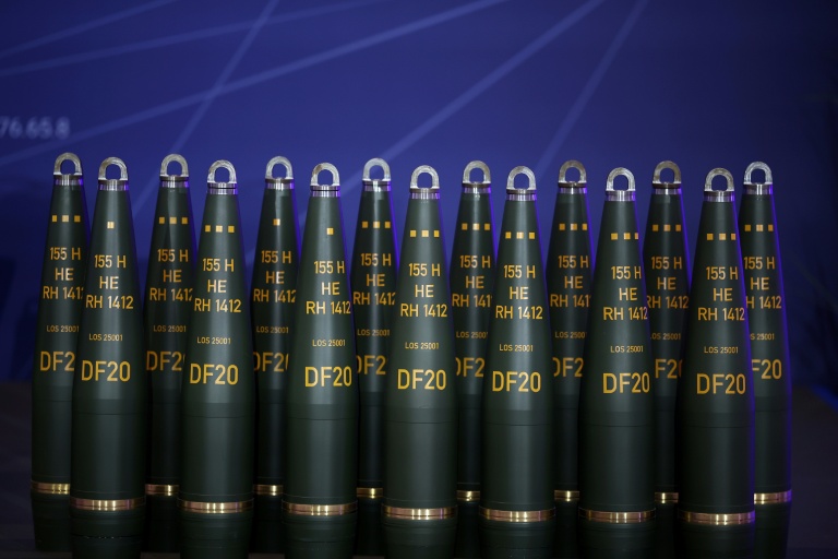 Des munitions d'artillerie exposées sur le site de production d'Unterlüss, de l'entreprise Rheinmetall, en Allemagne, le 27 août 2025