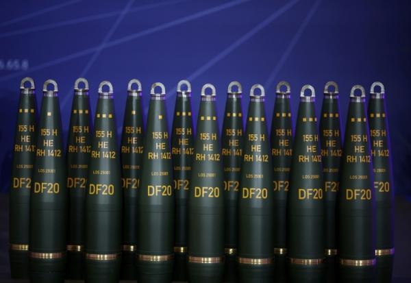 Des munitions d'artillerie exposées sur le site de production d'Unterlüss, de l'entreprise Rheinmetall, en Allemagne, le 27 août 2025