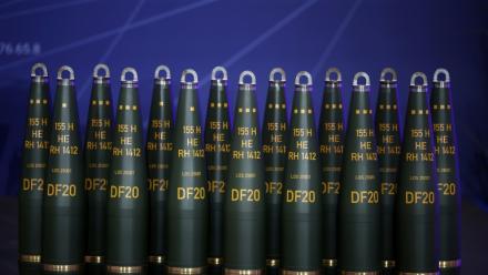 Des munitions d'artillerie exposées sur le site de production d'Unterlüss, de l'entreprise Rheinmetall, en Allemagne, le 27 août 2025