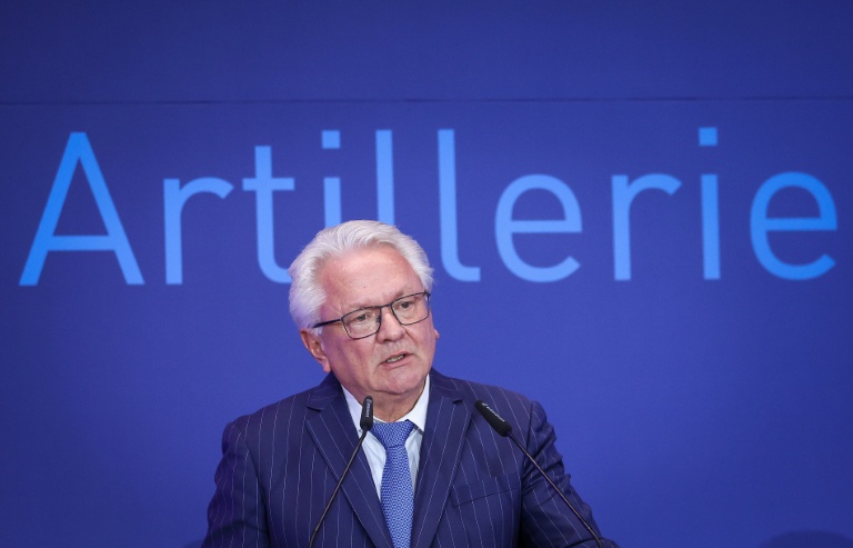 Le PDG de l'entreprise allemande Armin Papperger fait un discours lors de l'inauguration d'une usine de munitions, le 27 août 2025 à Unterlüss (Allemagne)