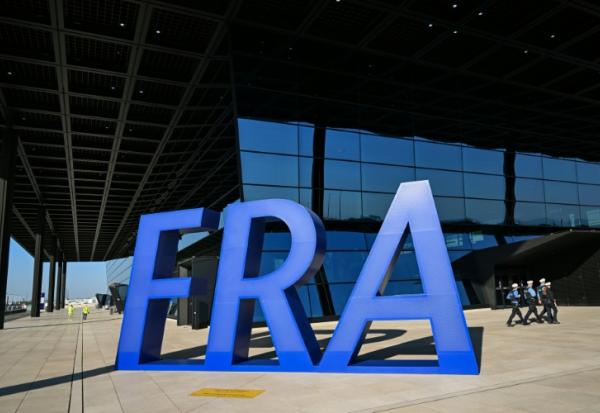 Les lettres FRA devant le troisième terminal de l'aéroport de Francfort, lors de son inauguration, le 22 avril 2026 en Allemagne