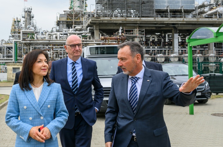 La ministre allemande de l'Économie et de l'Énergie, Katherina Reiche (G), le ministre-président du Land du Brandebourg, Dietmar Woidke (C) et le directeur de la raffinerie PCK, Ralf Schairer, le 11 mai 2026 à Schwedt, dans le nord-est de l'Allemagne