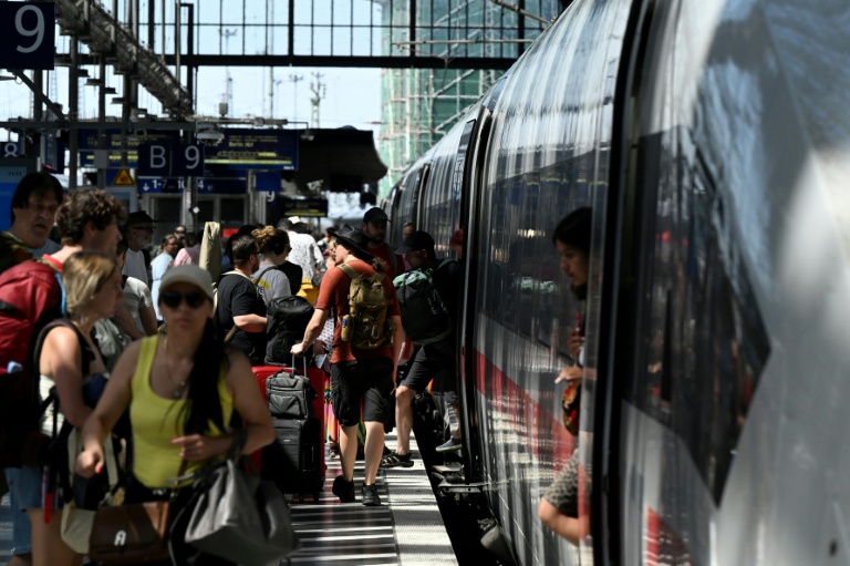 Des voyageurs montent à bord d'un train ICE de Deutsche Bahn à la gare centrale de Francfort, le 24 juin 2026