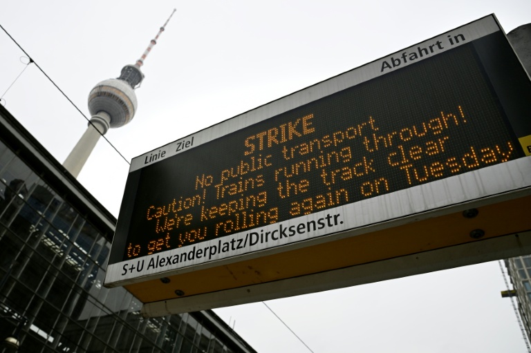 Un panneau annonce une grève générale des transports publics allemands à Berlin, le 2 février 2025

