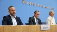 (g-d) Ulrich Siegmund, tête de liste du parti d'extrême droite Alternative pour l'Allemagne (AfD) aux élections régionales de Saxe-Anhalt, les coprésidents de l'AfD Tino Chrupalla et Alice Weidel et d'autres membres du parti chantent l'hymne national lors de la soirée électorale à Magdebourg, le 6 septembre 2026 dans l'est de l'Allemagne