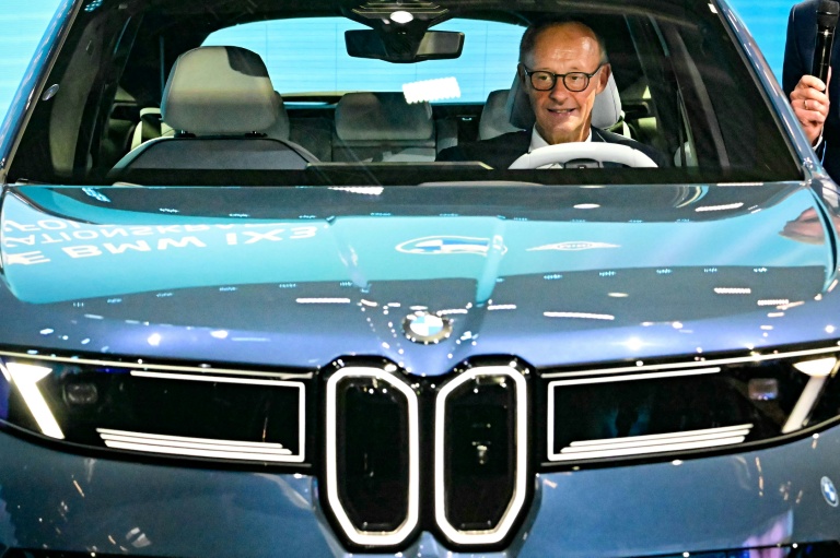Le chancelier allemand Friedrich Merz dans une BMW IX3 lors de l'ouverture du Salon international de l'automobile IAA, le 9 septembre 2025 à Munich, dans le sud de l'Allemagne