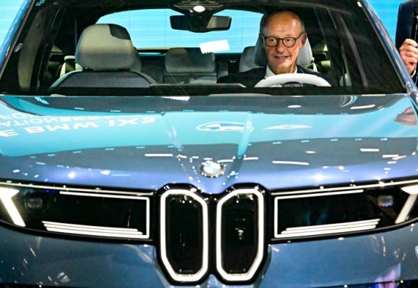 Le chancelier allemand Friedrich Merz dans une BMW IX3 lors de l'ouverture du Salon international de l'automobile IAA, le 9 septembre 2025 à Munich, dans le sud de l'Allemagne