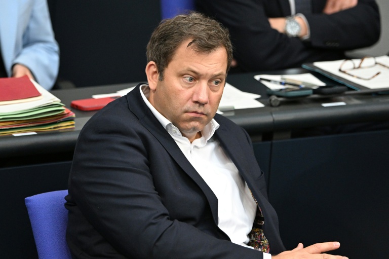Le ministre allemand des Finances Lars Klingbeil assiste à une séance au Bundestag, la chambre basse du parlement allemand, à Berlin, le 17 septembre 2025