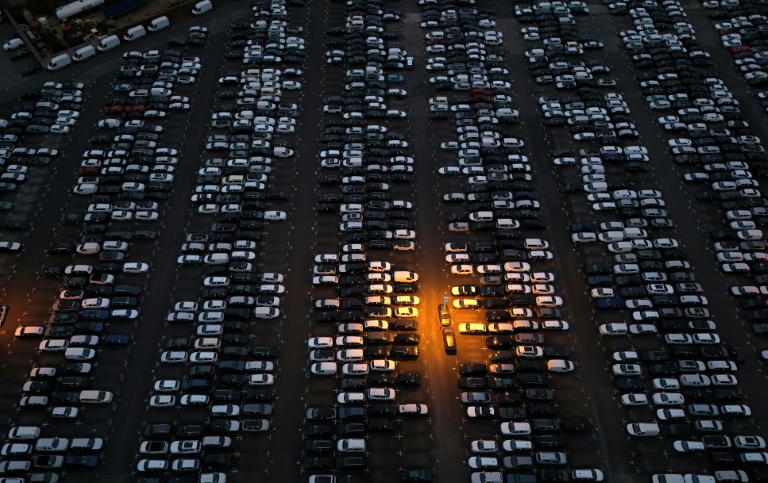 Une vue aérienne prise le 4 août 2025 à Essen, dans l'ouest de l'Allemagne, montre des voitures de différentes marques garées, prêtes à être vendues et exportées, dans un terminal logistique automobile