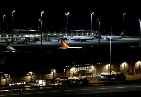 Un avion de la compagnie aérienne EasyJet parmi d'autres immobilisés à l'aéroport international de Munich, dans le sud de l'Allemagne, tôt le matin du 4 octobre 2025