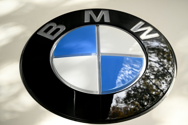Logo du constructeur automobile allemand BMW à Francfort, le 4 novembre 2025 
