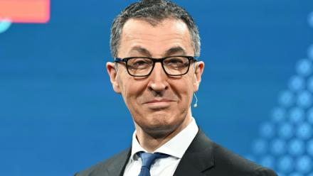 Cem Özdemir, chef de file des Verts, sourit avant le début d'un débat télévisé à Stuttgart, dans le sud de l’Allemagne, le 24 février 2026