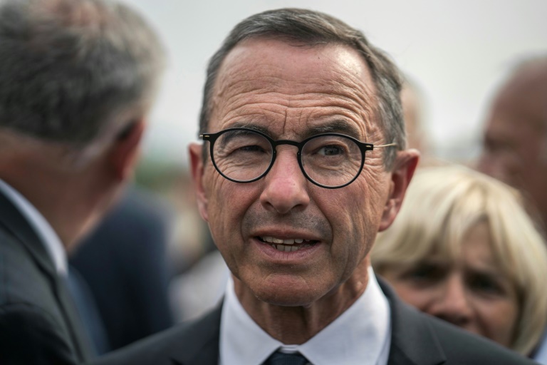 Le ministre de l'Intérieur Bruno Retailleau visite le 6 août 2025 le poste de commandement des secours établi à Saint-Laurent-de-la-Cabrerisse, dans l'Aude