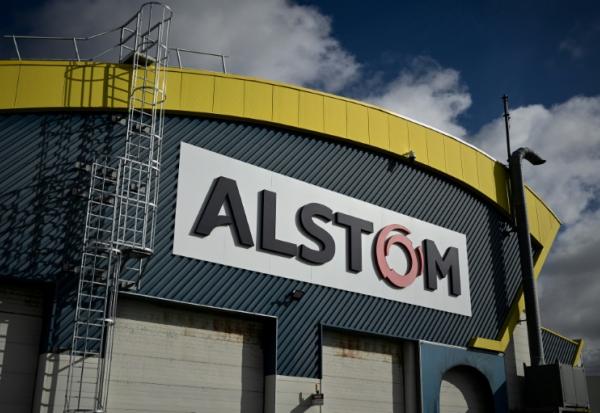 Le logo Alstom, photographié sur l'usine du constructeur ferroviaire à La Rochelle, le 17 avril 2026
