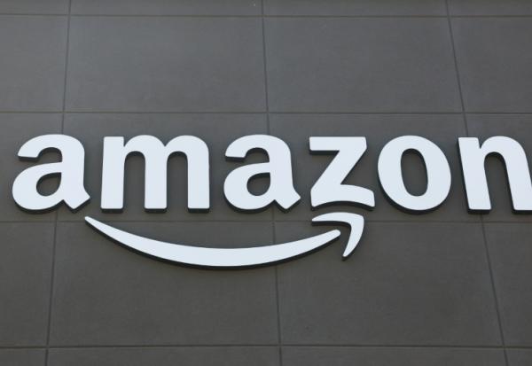 Le logo du géant Amazon à Torrance, en  Californie, le 29 juillet 2025.