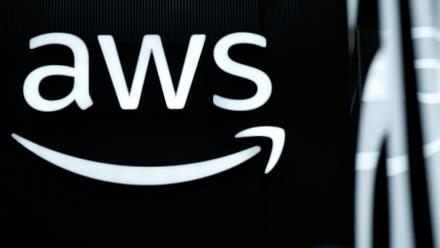 Le logo d'Amazon Web Services (AWS) lors d'un événement à Hanovre, en Allemagne, le 31 mars 2025