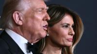 Le président américain Donald Trump et son épouse Melania arrivent au gala des prix du Kennedy Center, à Washington, le 7 décembre 2025