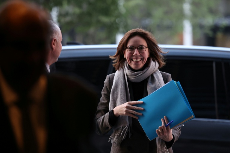 La ministre des Comptes publics, Amélie de Montchalin, arrive au ministère de l'Économie pour une réunion de travail avec les représentants des groupes parlementaires sur le projet de loi de finances 2026, le 6 janvier 2026 à Paris