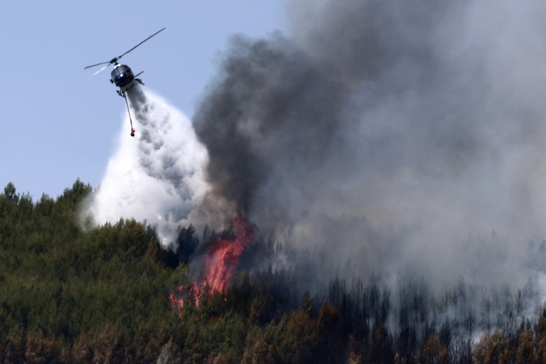 Un hélicoptère Airbus H125 largue de l'eau sur un incendie de forêt à Taradeau, le 20 juillet 2026 dans le Var