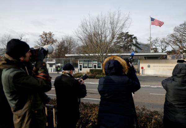 Des journalistes devant la Représentation américaine à Genève, le 23 novembre 2025