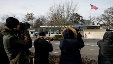 Des journalistes devant la Représentation américaine à Genève, le 23 novembre 2025