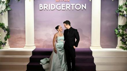 L'actrice australienne Yerin Ha et l'acteur britannique Luke Thompson arrivent au Palais Brongniart à Paris le 14 janvier 2026 pour l'avant-première mondiale de la saison 4 de « Bridgerton »