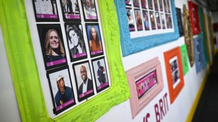 Le mur des célébrités "Brit", dont les chanteuses britanniques Adele et Amy Winehouse, à la Brit School àCroydon, dans le sud de Londres, le 14 avril 2026