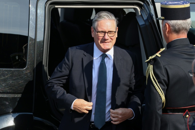 Le Premier ministre britannique Keir Starmer arrive pour le défilé militaire annuel sur l'avenue des Champs-Élysées à Paris, le 14 juillet 2026
