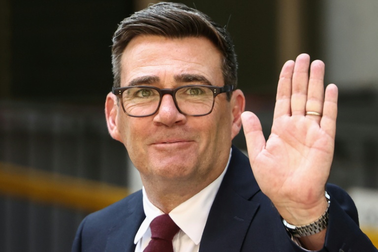 Andy Burnham, confirmé comme nouveau chef du Labour et prochain Premier ministre, quitte la 