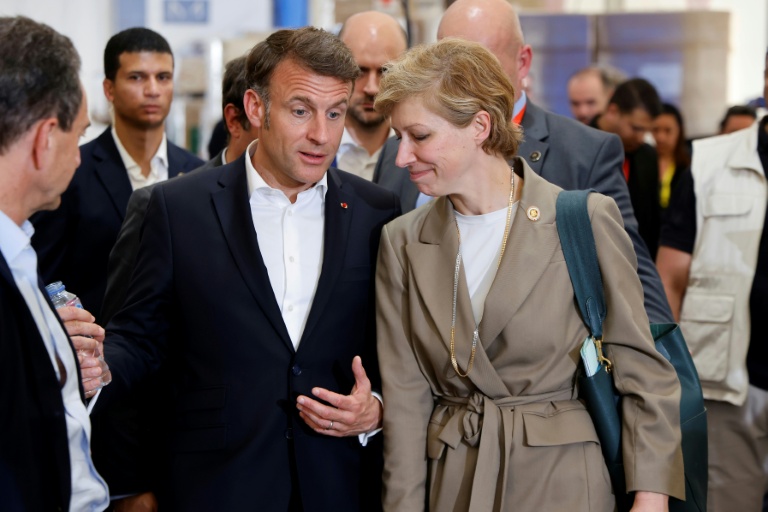 Le président français Emmanuel Macron au côté de sa conseillère diplomatique Anne-Claire Legendre, à Arish en Egypte, le 8 avril 2025
