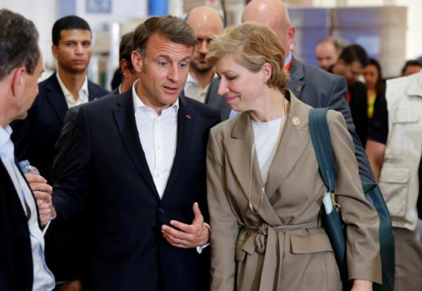 Le président français Emmanuel Macron au côté de sa conseillère diplomatique Anne-Claire Legendre, à Arish en Egypte, le 8 avril 2025
